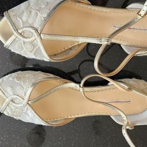 Bella  Bella  Elegant Maise embroidered  tstrap wedding lace flats.  BRAND NEW